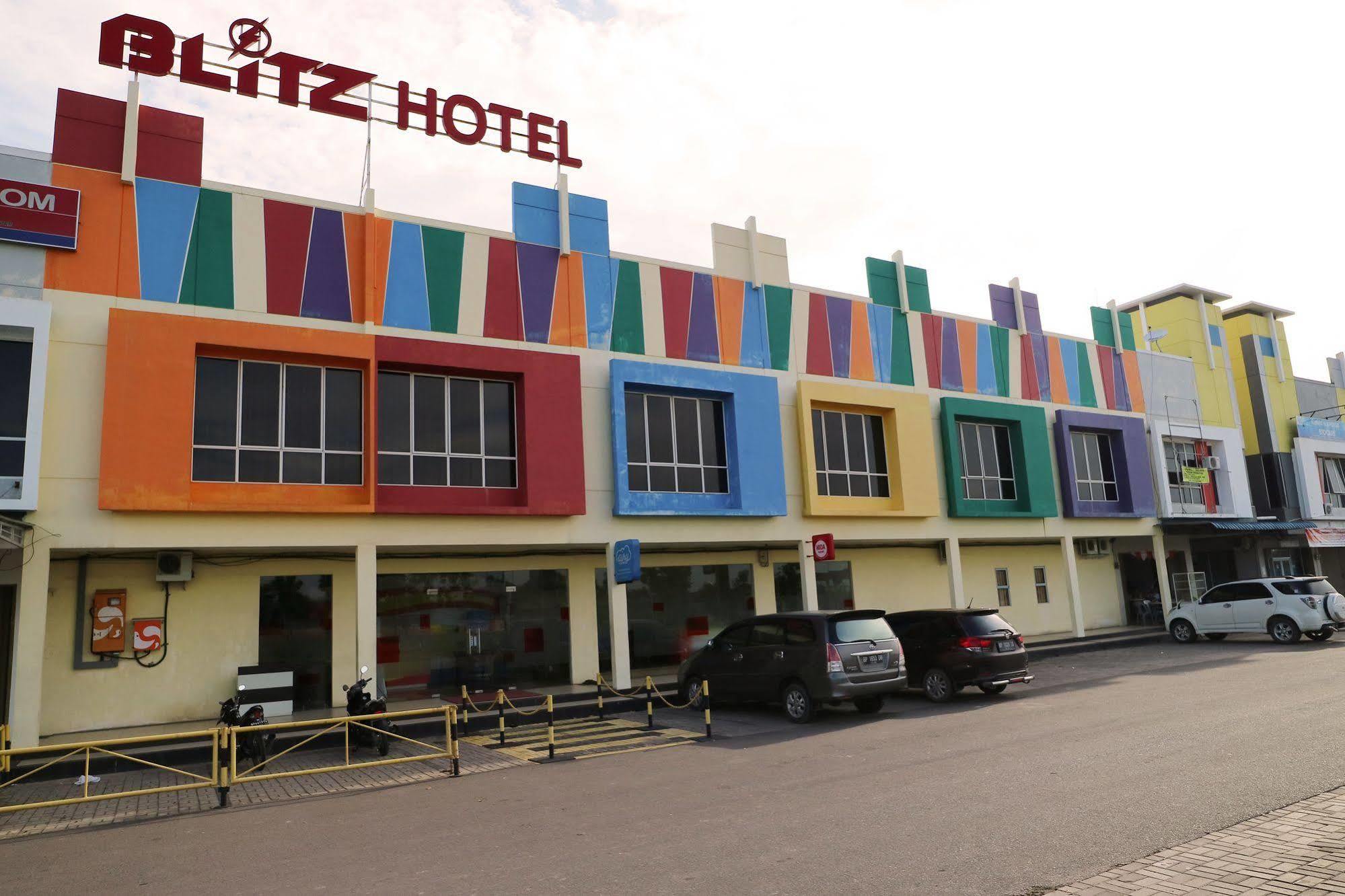 Отель Blitz Batam Экстерьер фото