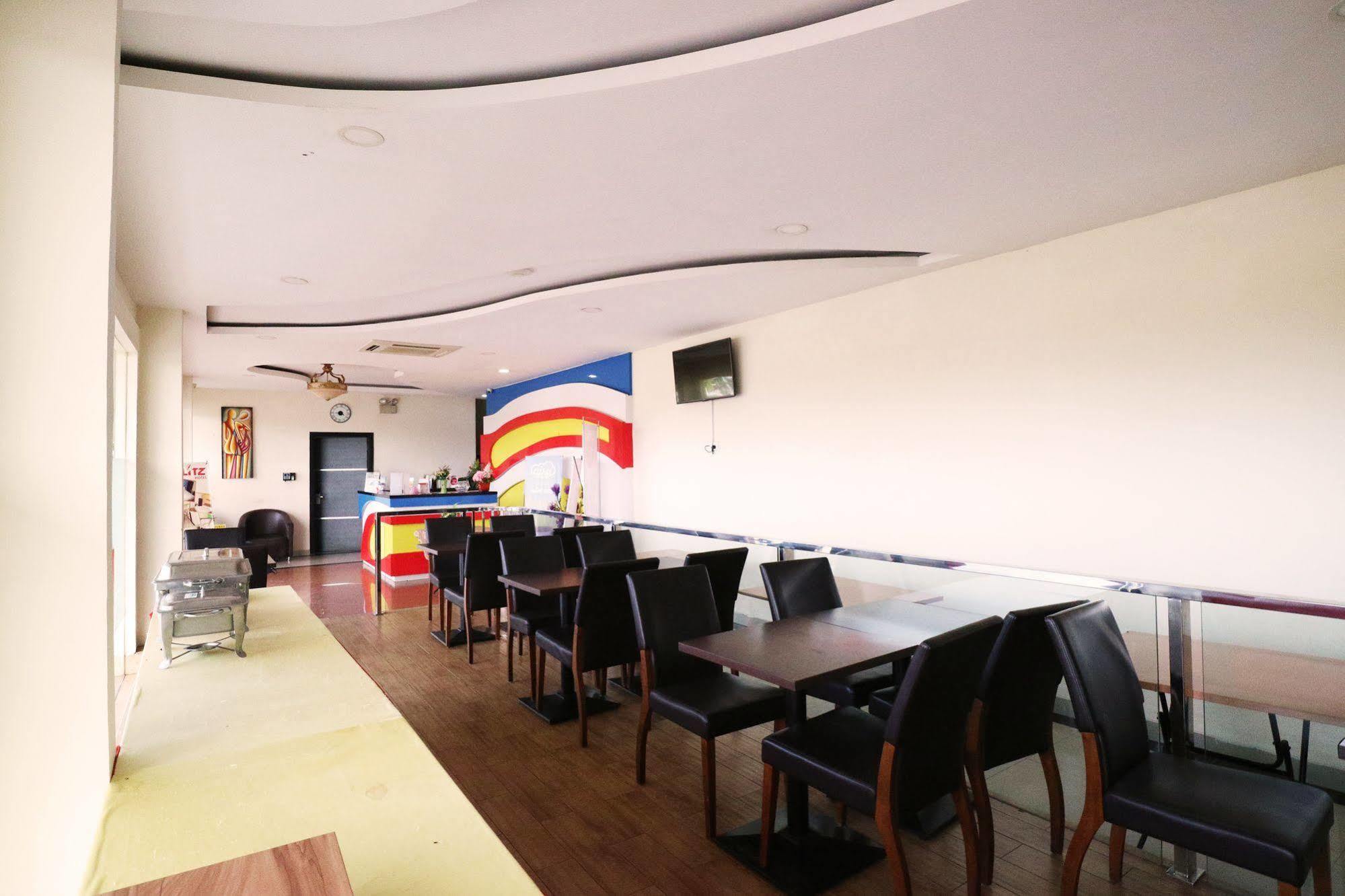 Отель Blitz Batam Экстерьер фото