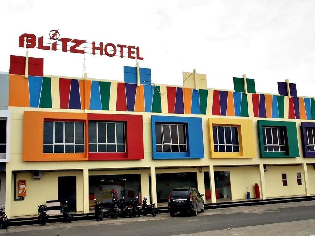 Отель Blitz Batam Экстерьер фото
