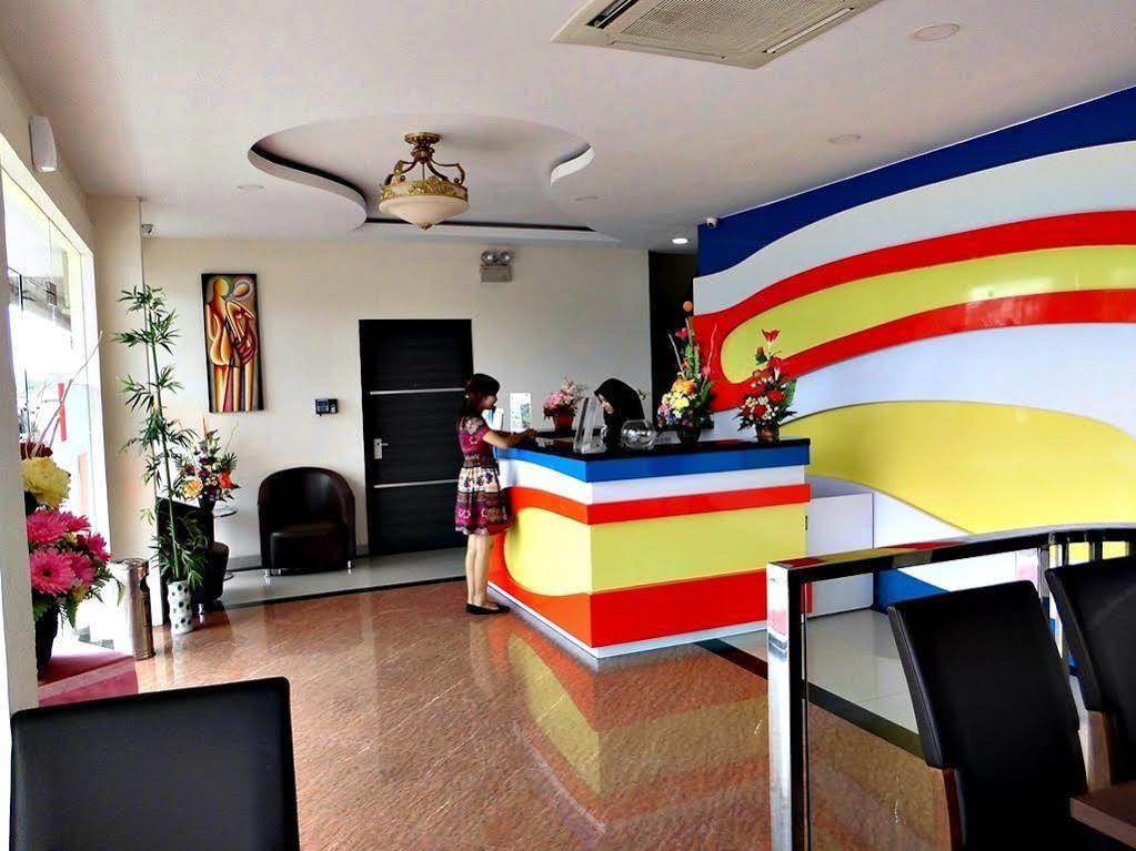 Отель Blitz Batam Экстерьер фото